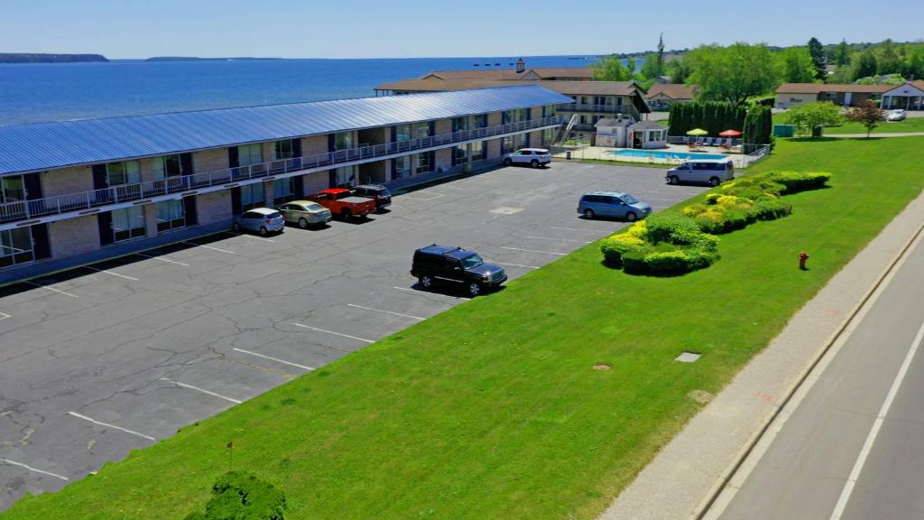 Days Inn & Suites by Wyndham St. Ignace Lakefront photo 4