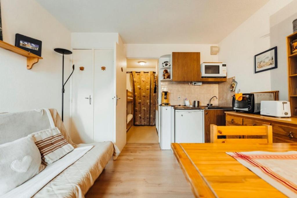 Furnished studio with a balcony next to the Chattrix chairlift Rated 1 star photo 1