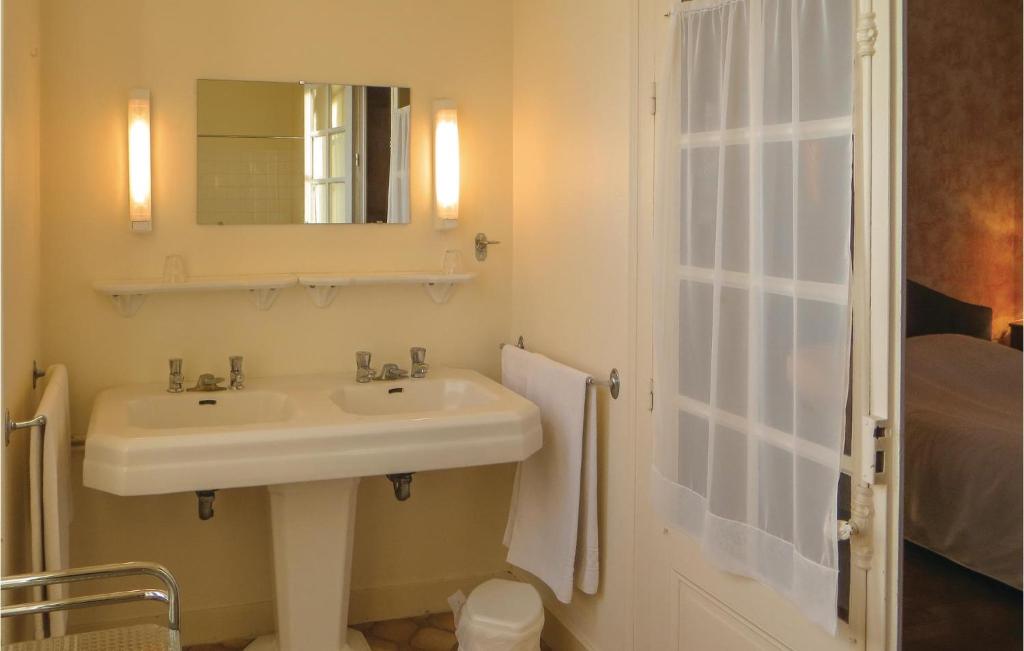 Amazing Home In St Michel D,chavaignes With Wifi, Private Swimming Pool And Outdoor Swimming Pool photo 2