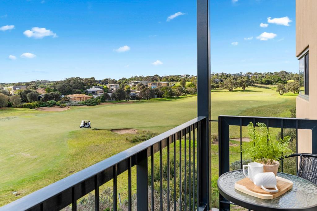 Fairway Views – Moonah Apartment 24 photo 1