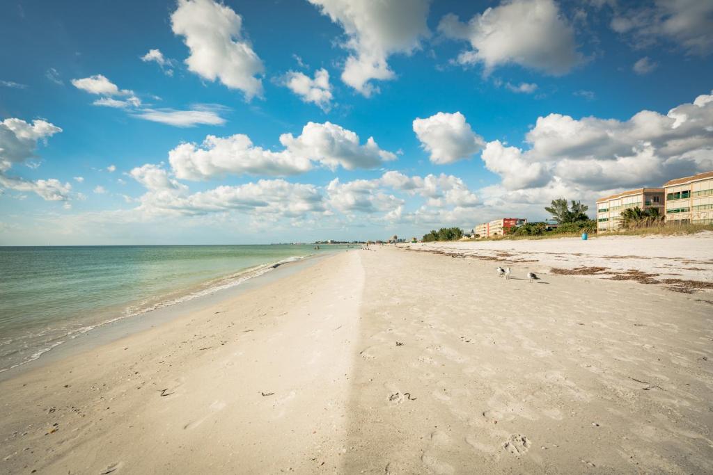 Seashell 19, 2 Bedrooms, Pool Access, WiFi, Sleeps 6, Walk to Beach photo 4