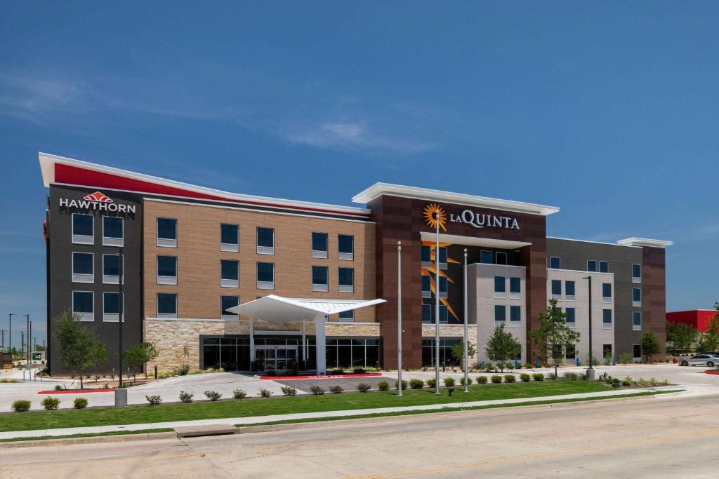 La Quinta Inn & Suites by Wyndham Pflugerville photo 1