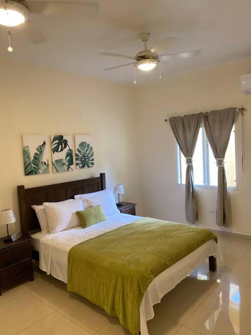 Lovely 2 Bedroom Apartment in Quiet Neighborhood! photo 1