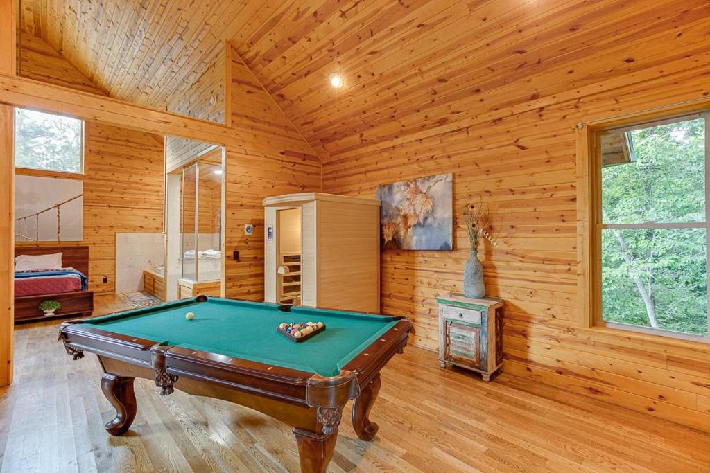 Perfect Couples Cabin w 2 Person Spa Bath photo 2