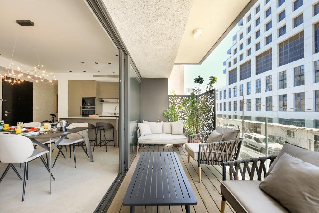 Luxury 3BR Apt w Sea View 5-min From the Beach by Sea N' Rent photo 3