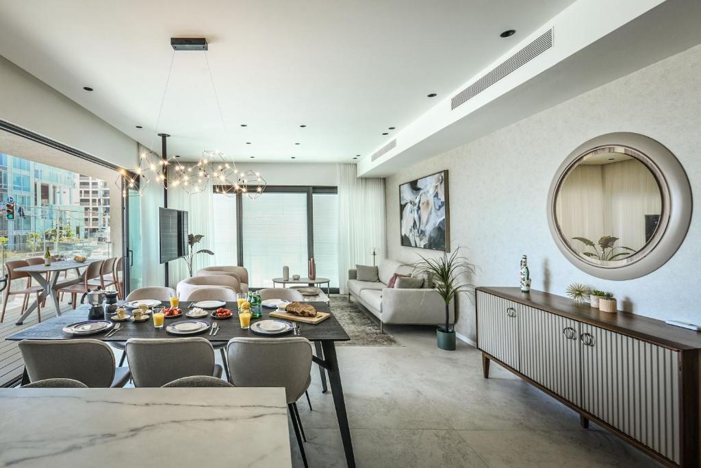 Luxury 3BR Apt w Sea View 5-min From the Beach by Sea N' Rent photo 2