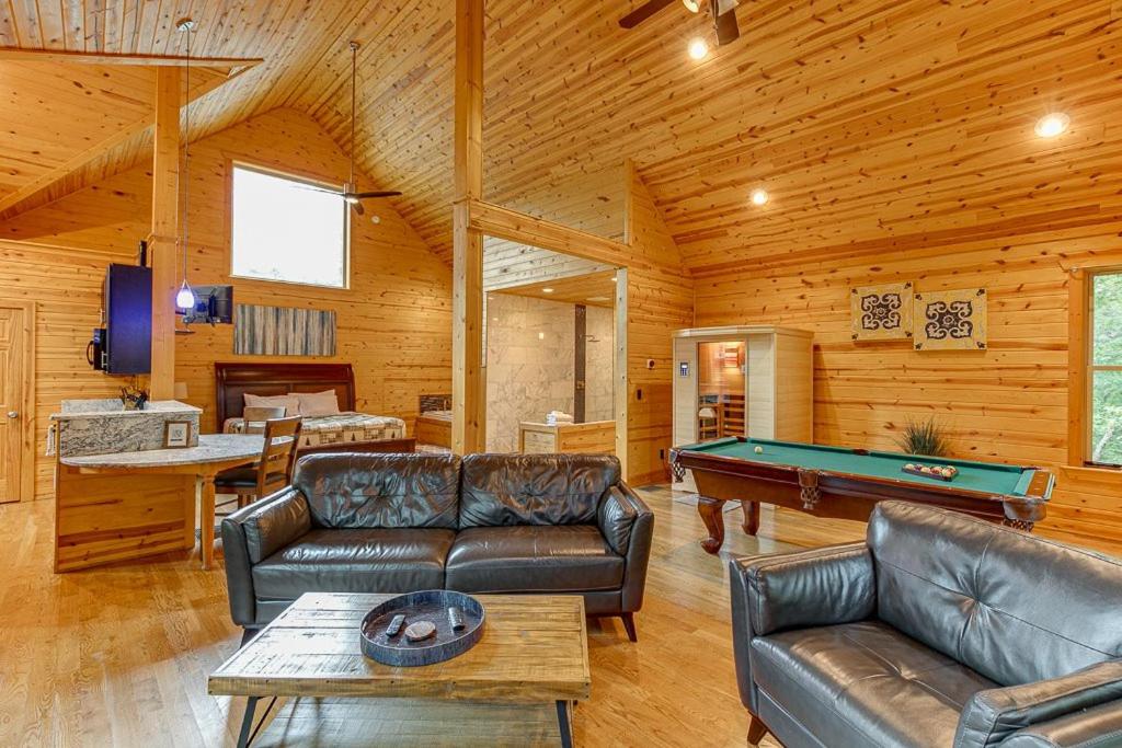 Deluxe Couples Cabin on Creek photo 1