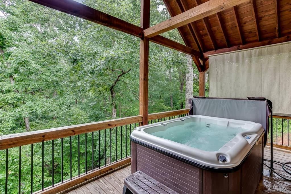 Deluxe Couples Cabin on Creek photo 2