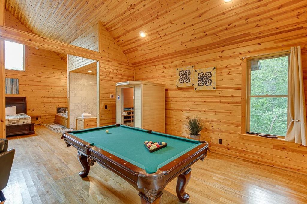 Deluxe Couples Cabin on Creek photo 3