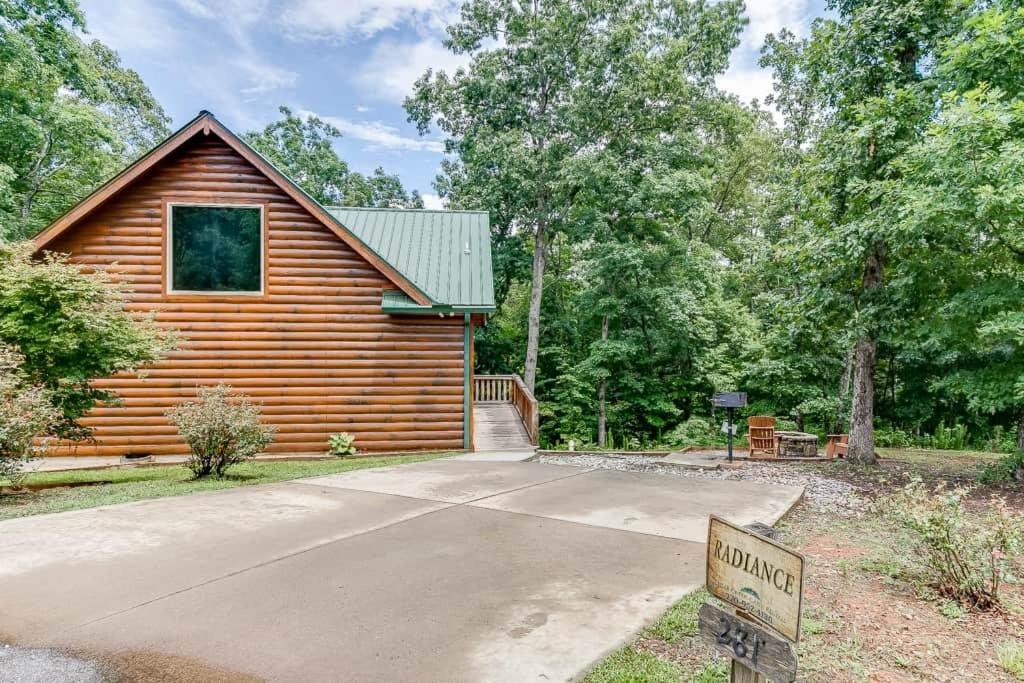 Deluxe Couples Cabin on Creek photo 4