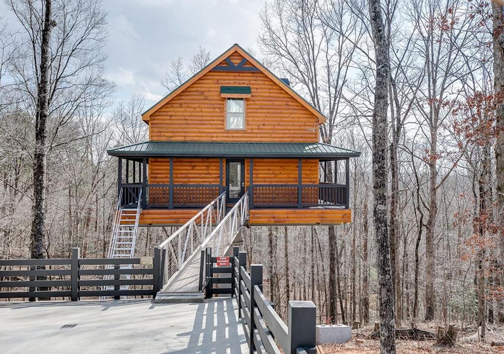 Sky's the Limit Treehouse Near Helen, Georgia photo 1
