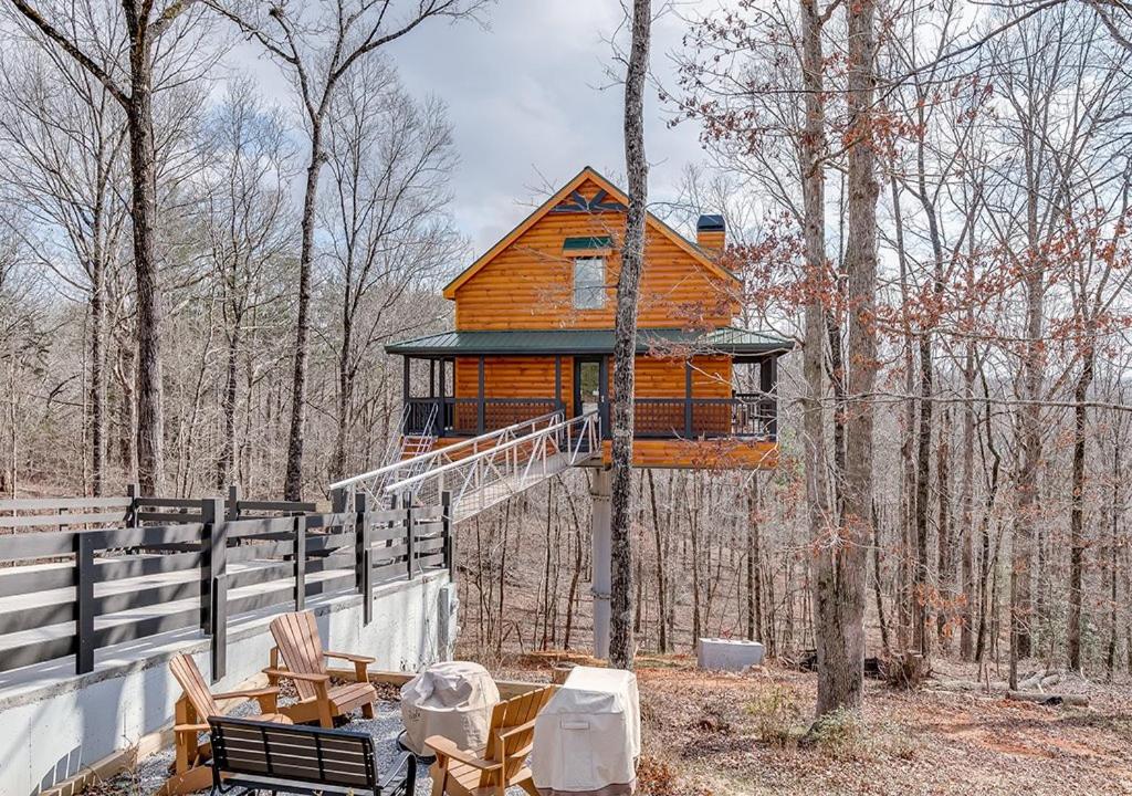 Sky's the Limit Treehouse Near Helen, Georgia