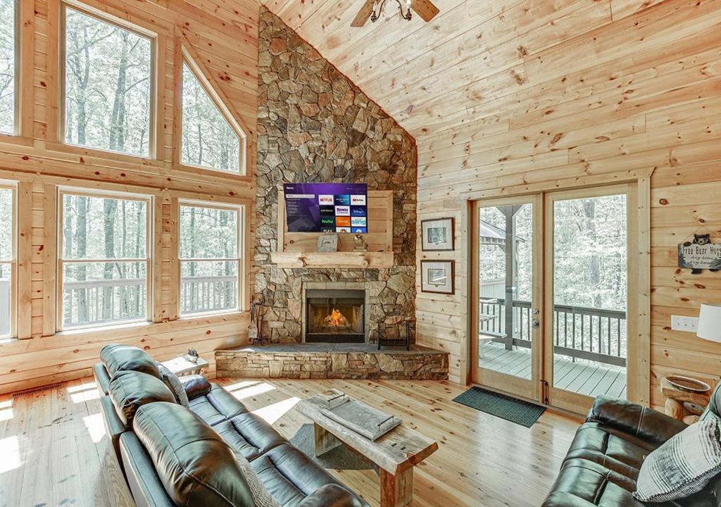 Wooded ViewsNear Helen w Fireplace & Hot Tub photo 4