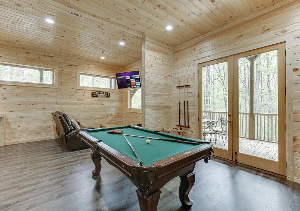 Wooded ViewsNear Helen w Fireplace & Hot Tub photo 2