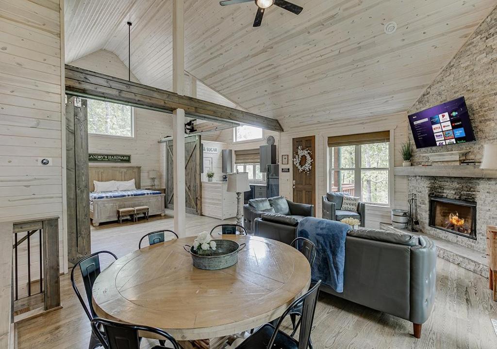 Spacious Cabin w Hot Tub Near Helen, GA photo 2
