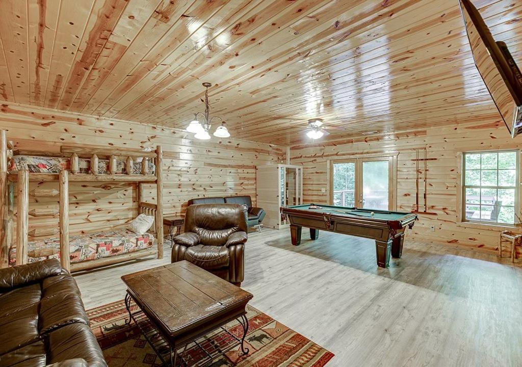 Amazing 4 Bed Family Cabin w Game Room photo 1