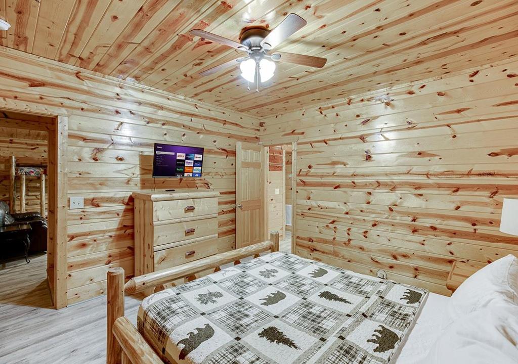 Amazing 4 Bed Family Cabin w Game Room photo 2