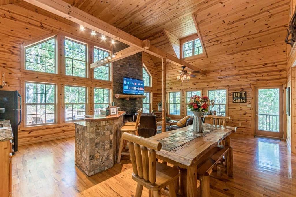 Cozy Creekside Log Cabin w Firepit, Hot Tub, WIFI