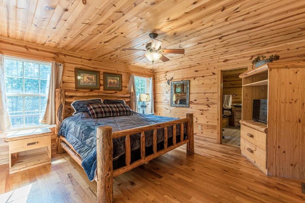 Cozy Creekside Log Cabin w Firepit, Hot Tub, WIFI photo 2
