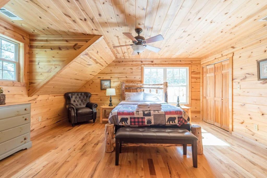 Cozy Creekside Log Cabin w Firepit, Hot Tub, WIFI photo 3