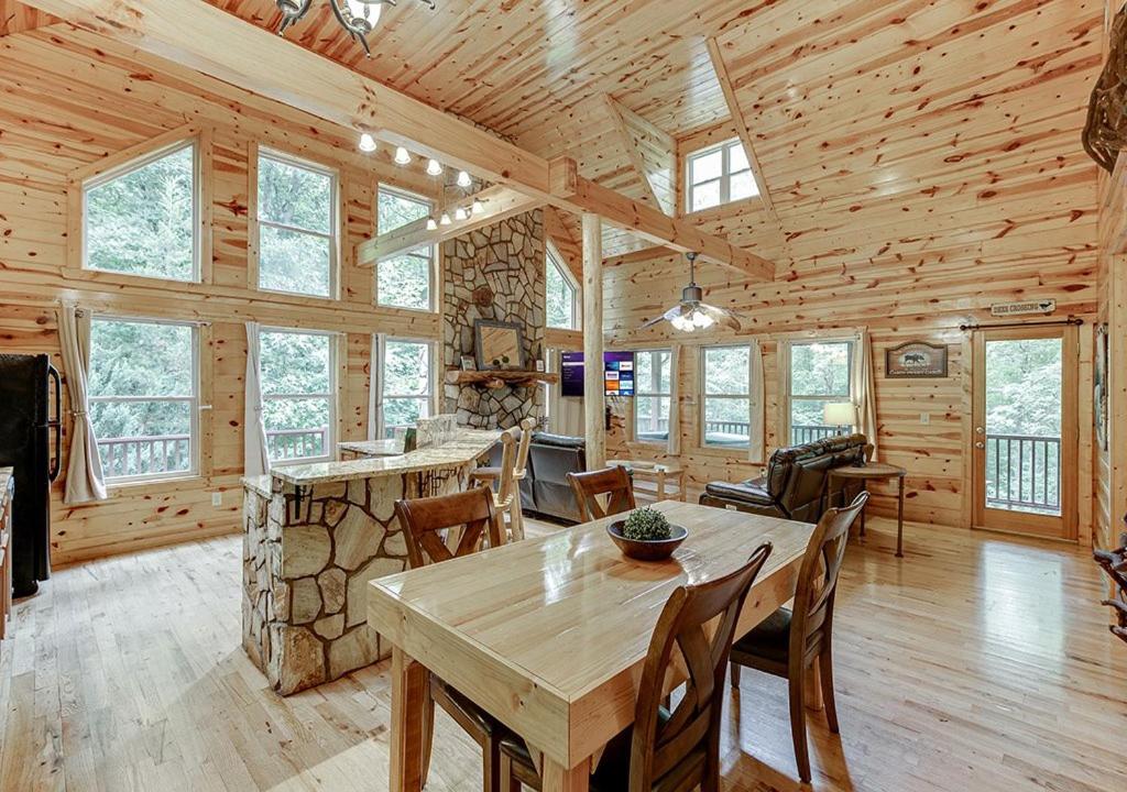 Private Luxury Cabin w Pool Table and Firepit photo 1