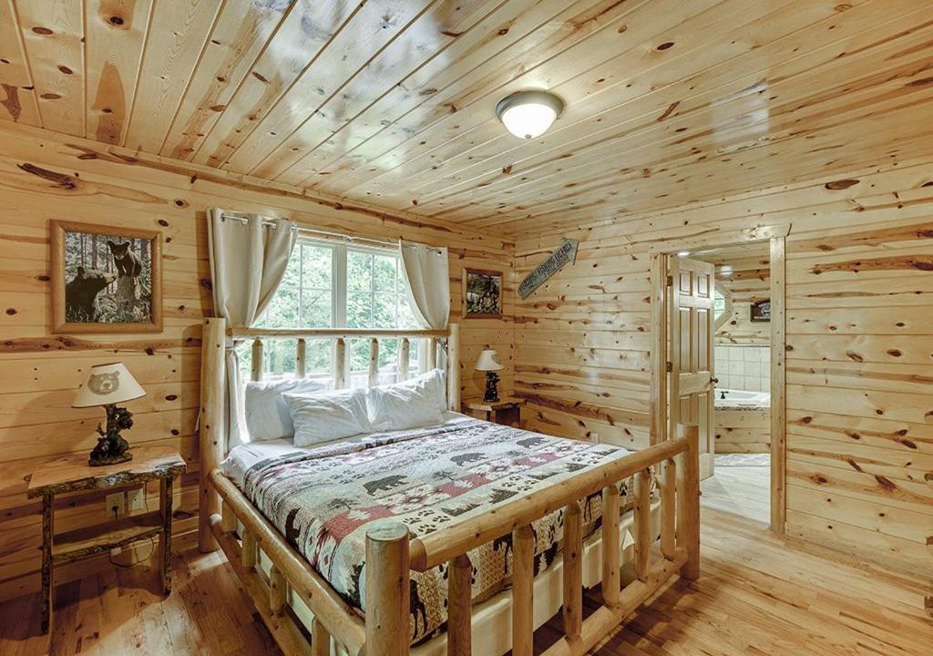 Private Luxury Cabin w Pool Table and Firepit photo 3