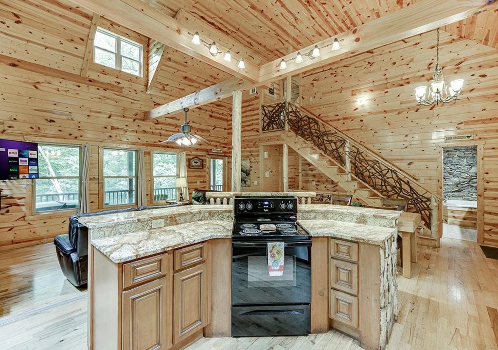 Private Luxury Cabin w Pool Table and Firepit photo 2