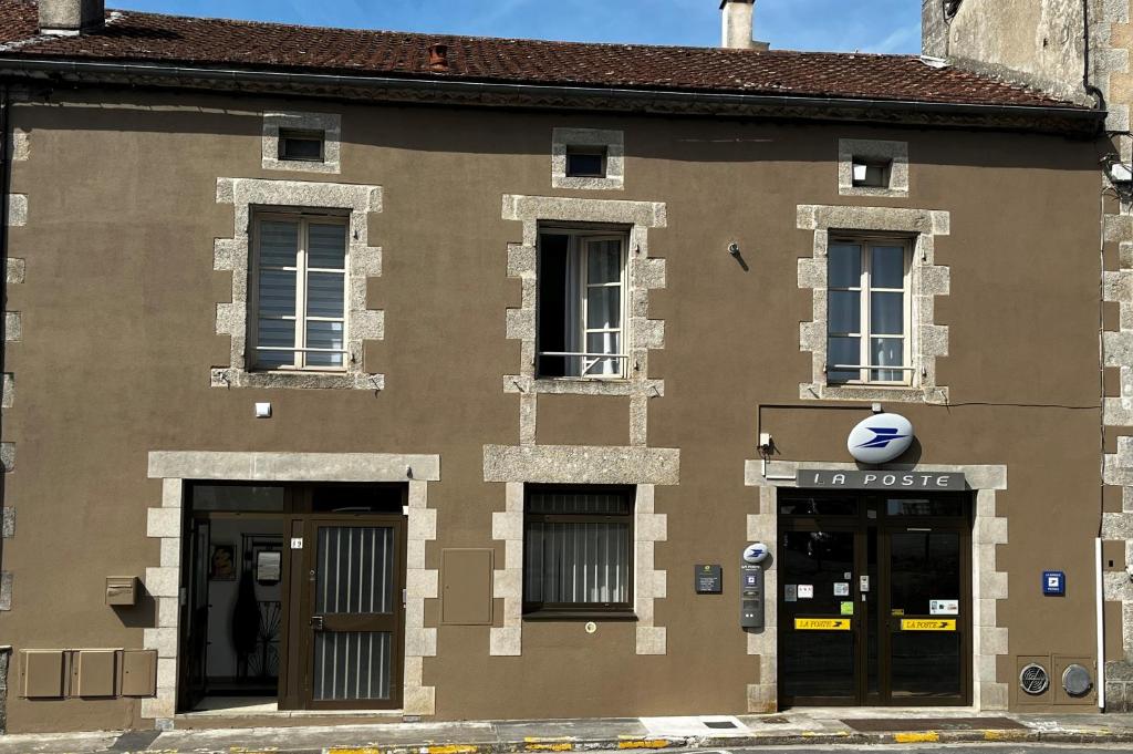 Chez Monsieur le directeur de la poste photo 1