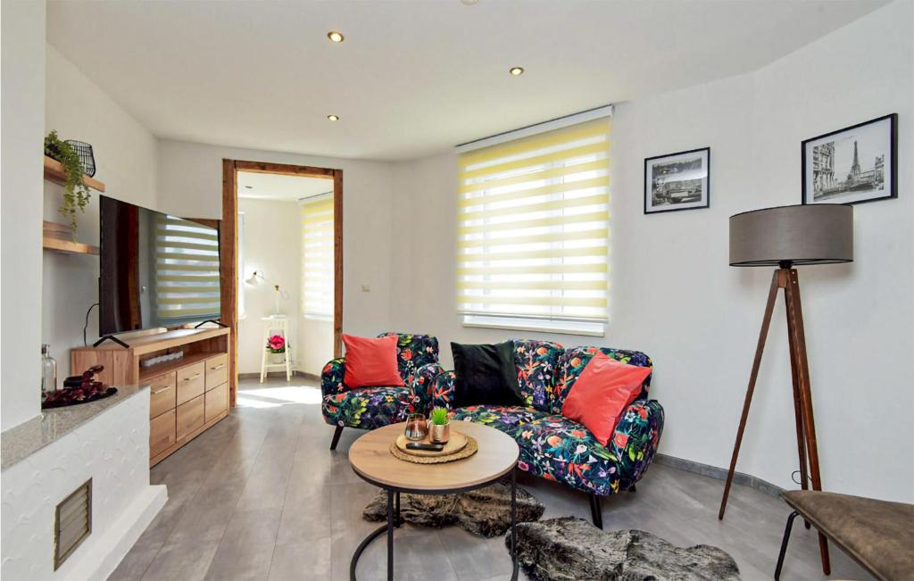 Amazing Apartment In Zella-mehlis With Wifi And 2 Bedrooms photo 1