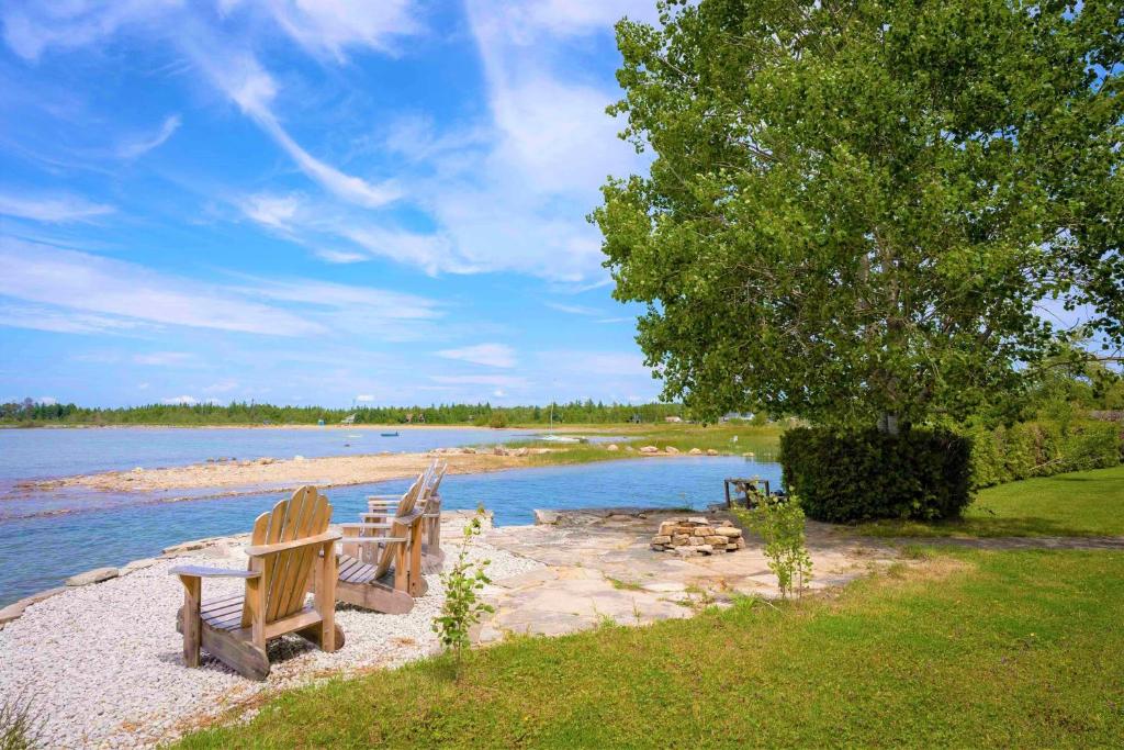 Somewhere In Time - RETRO SPACIOUS COTTAGE with PRIVATE SANDY BEACH photo 2