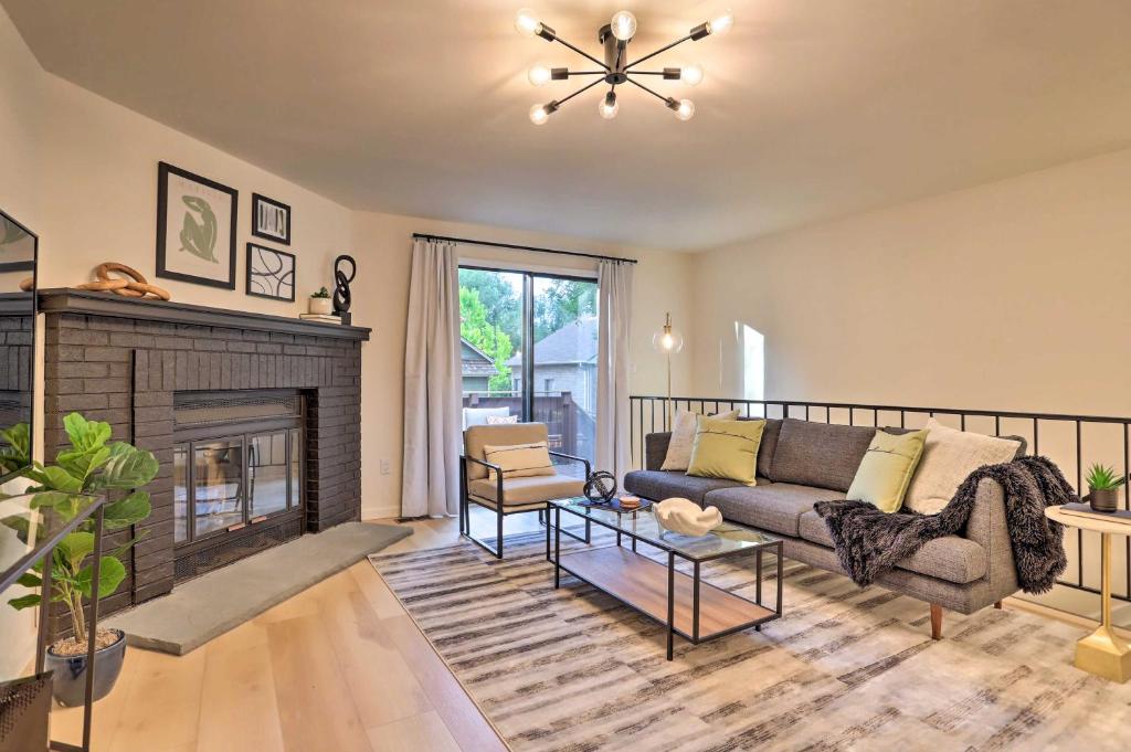 Stylish Home with Game Room Near Parks and Lakes! photo 4