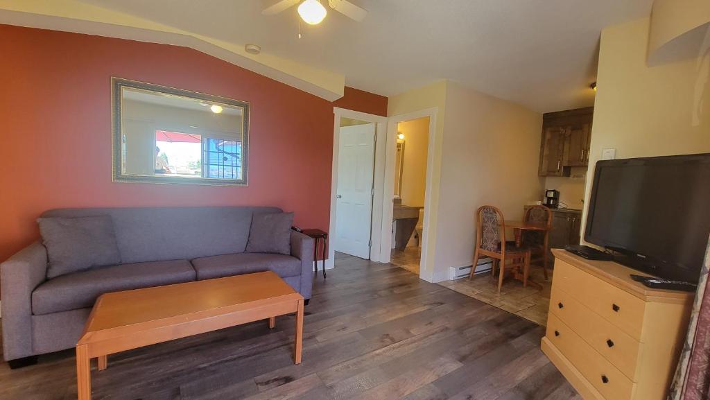 Sahara Courtyard Inn - Tap to explore photos