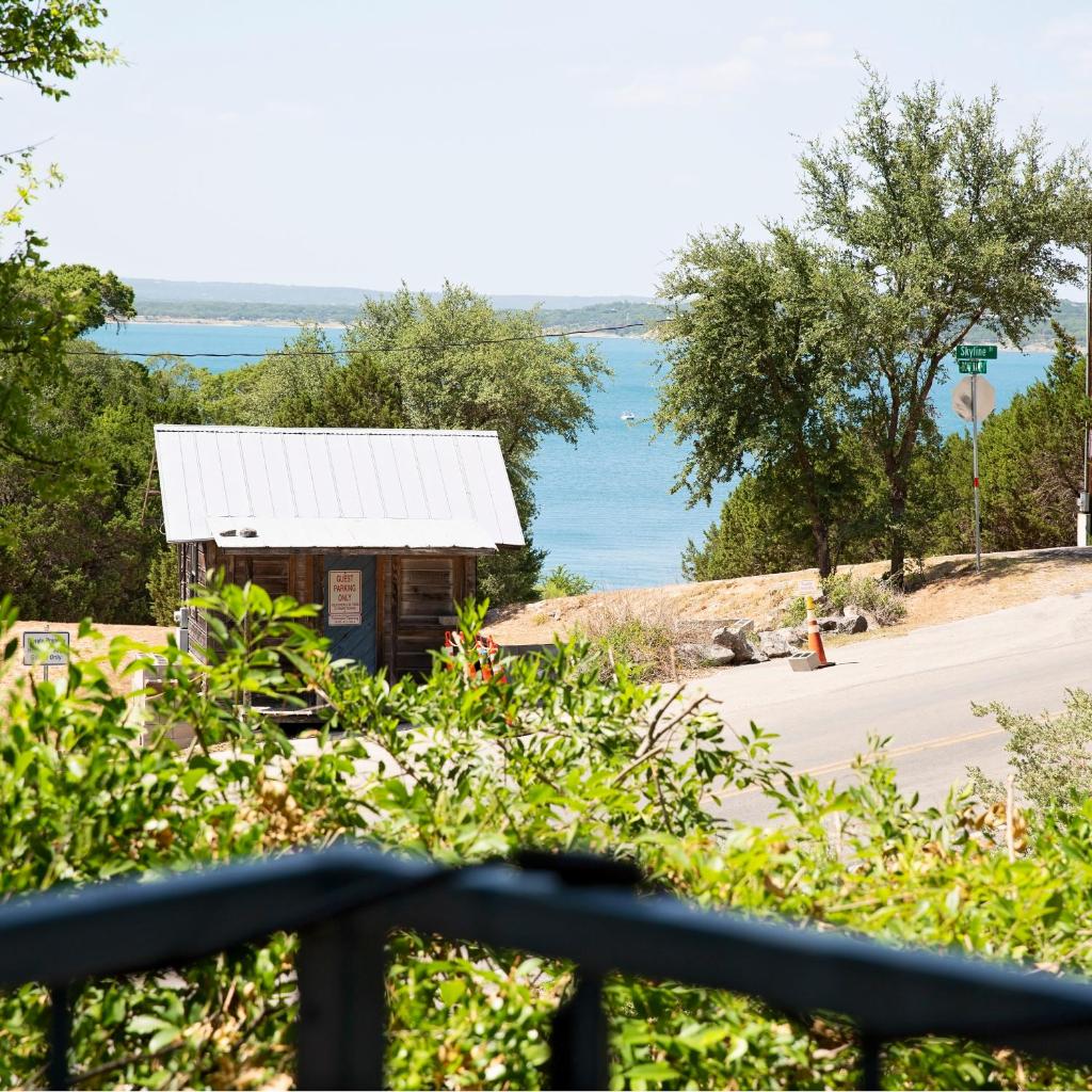 Blues Escape 4000 sqft. A few steps to Canyon Lake photo 2