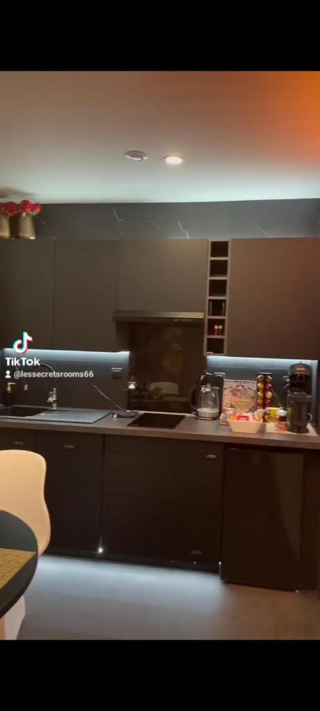 LES SECRETS ROOMS, LOVE ROOM DE LUXE AVEC JACUZZI photo 4
