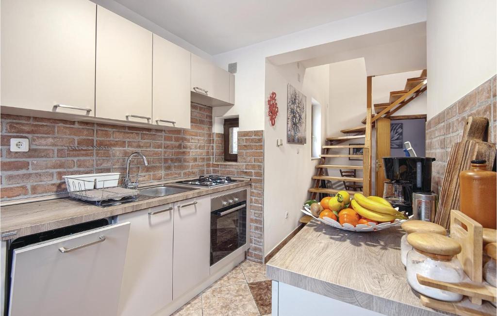 Beautiful Home In Tuhelj With 4 Bedrooms, Sauna And Outdoor Swimming Pool
