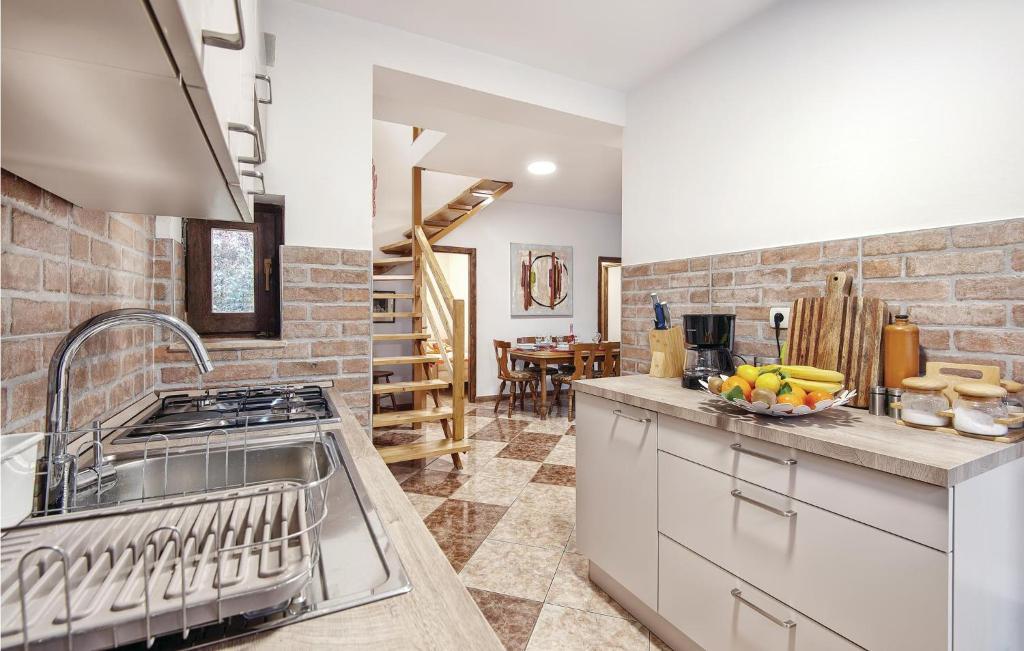Beautiful Home In Tuhelj With 4 Bedrooms, Sauna And Outdoor Swimming Pool photo 2