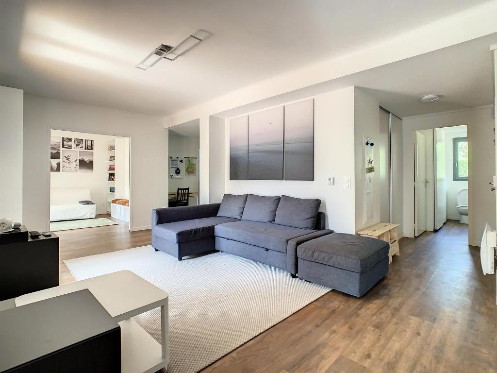 Superbe appartement entièrement rénové au pied des montagnes avec parking inclus photo 1