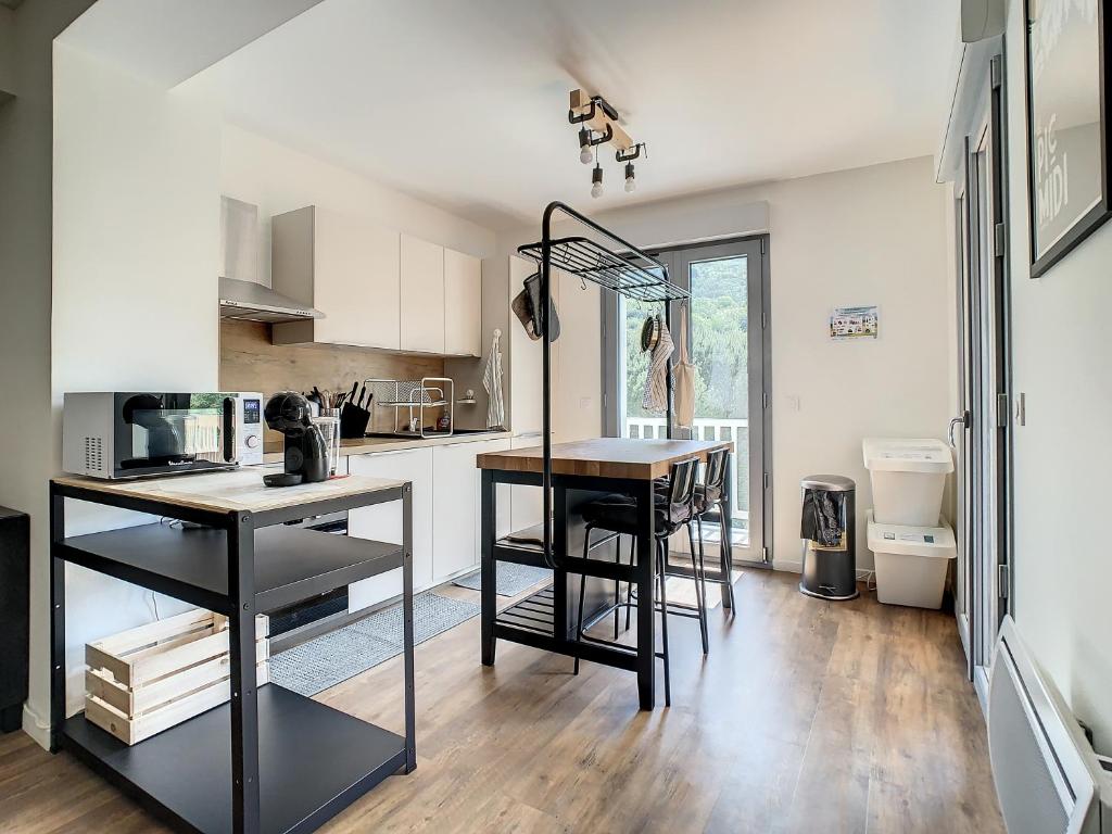 Superbe appartement entièrement rénové au pied des montagnes avec parking inclus photo 3