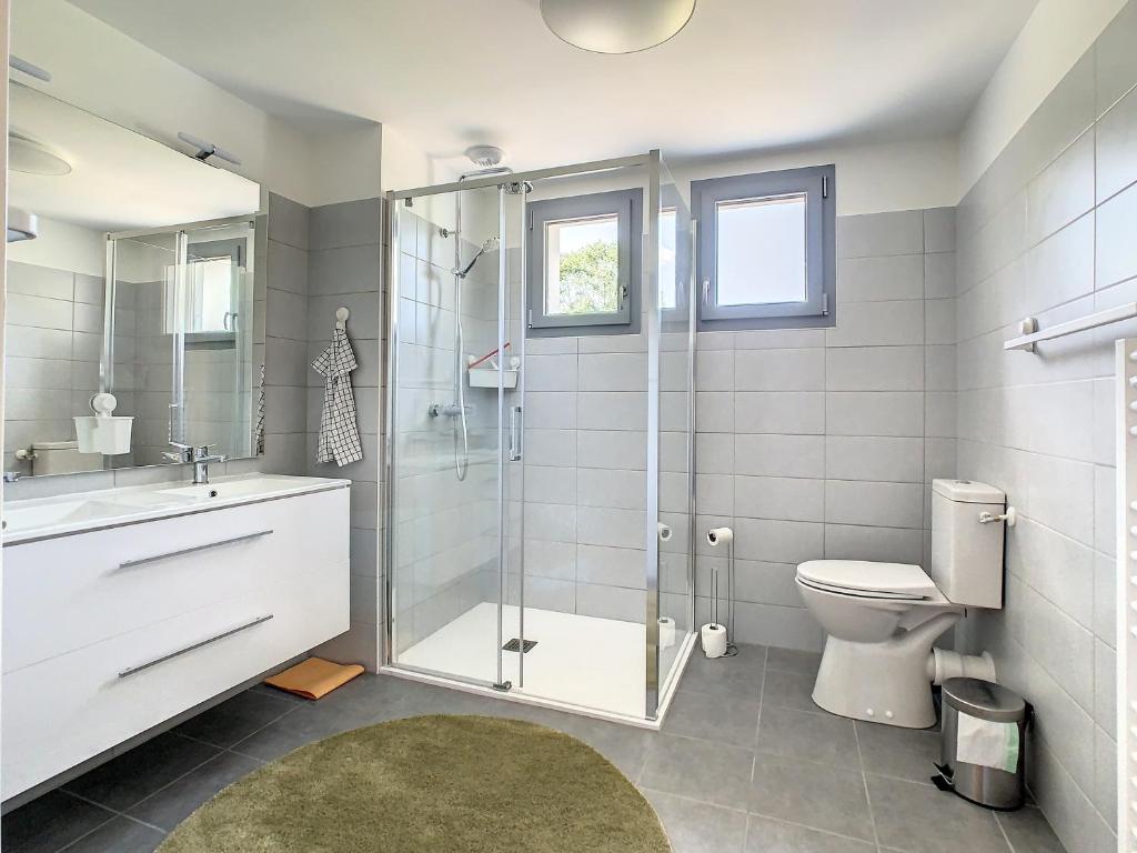 Superbe appartement entièrement rénové au pied des montagnes avec parking inclus photo 4