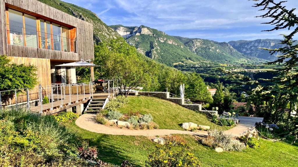 Suites & Balnéo chez l'habitant - Vue panoramique sur le Vercors photo 3