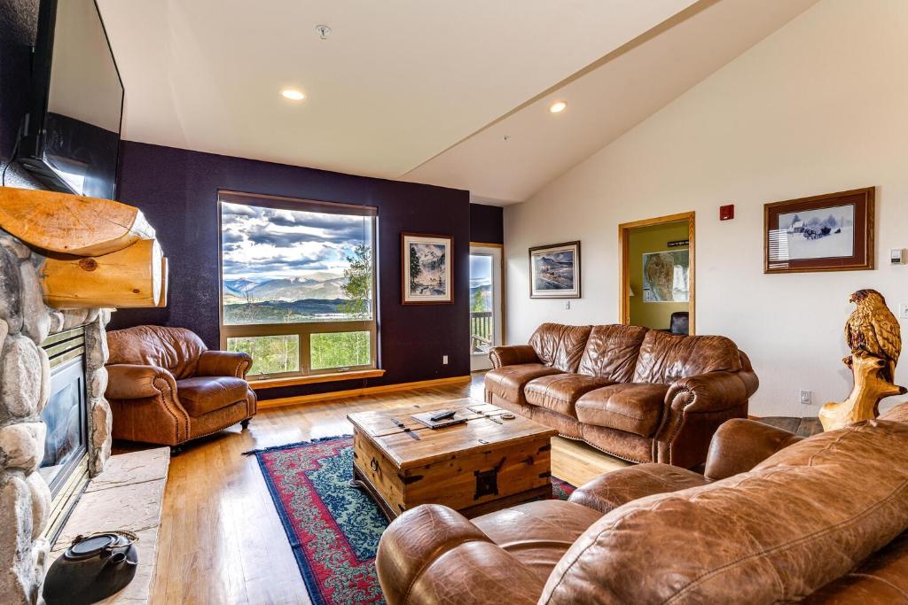 97A Exceptional Views, 4 BR, Central Location photo 3