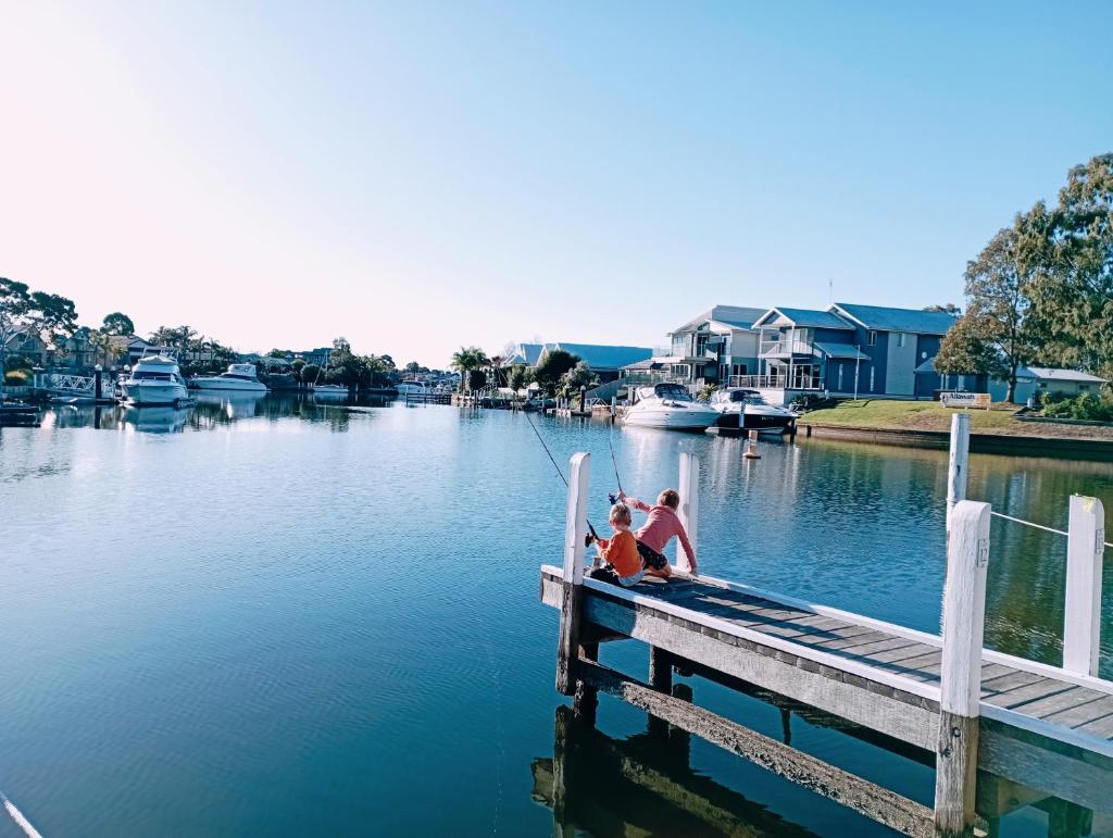 Captains Cove Ground Floor Luxury Apartments - Free Netflix photo 2