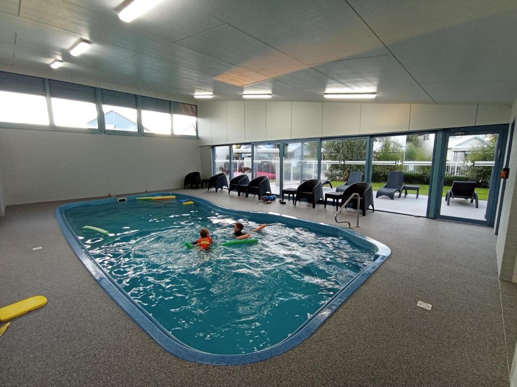 Captains Cove 1st Floor Spa Luxury Apartments - Free Netflix photo 3