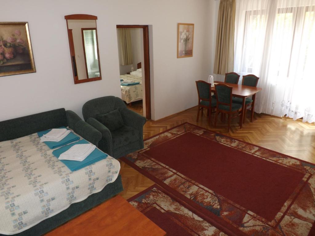 Апартаменты (Улучшенные апартаменты с 1 спальней), Helios Apartman Hotel