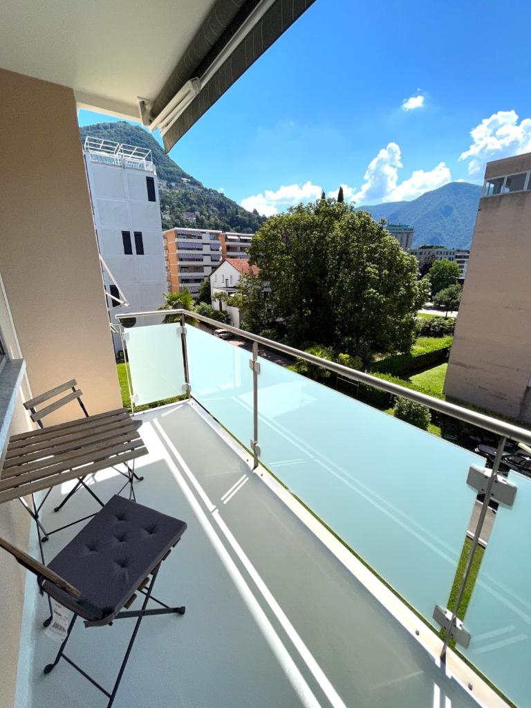 Cozy apartment with Free Parking & close to Lake photo 2