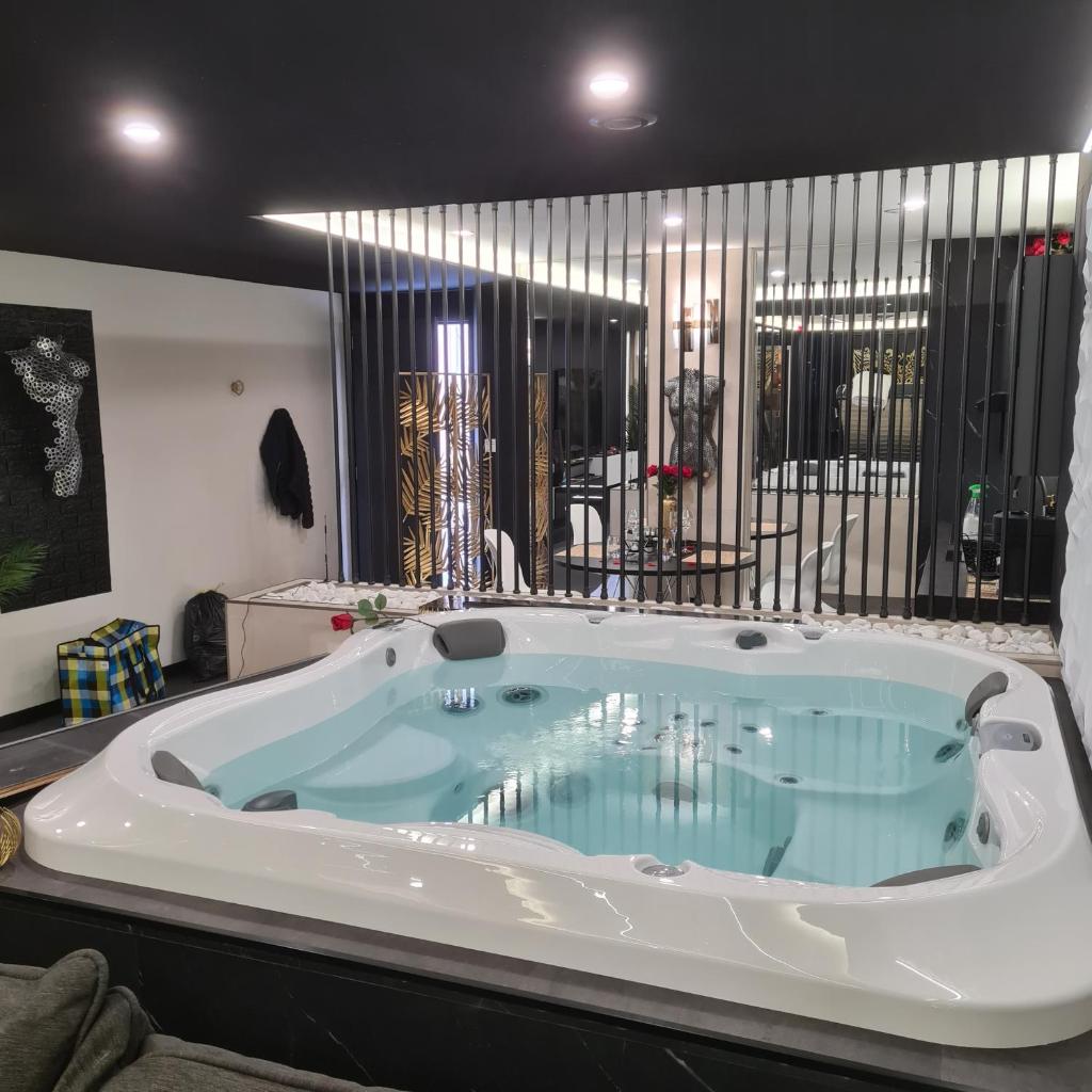 LES SECRETS ROOMS, LOVE ROOM DE LUXE AVEC JACUZZI photo 3