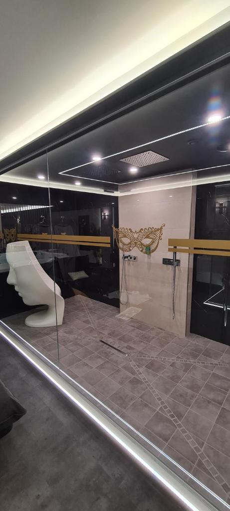 LES SECRETS ROOMS, LOVE ROOM DE LUXE AVEC JACUZZI photo 1