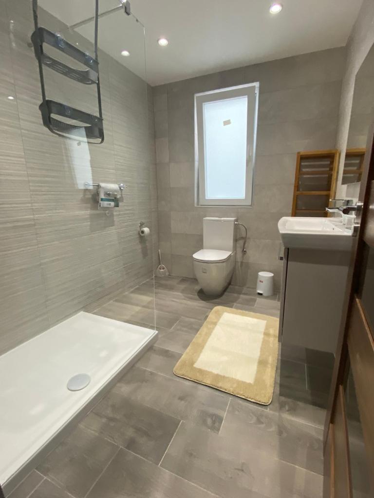 Modern, Spacious, 3 Bedroom Apartment near Malta International Airport photo 1