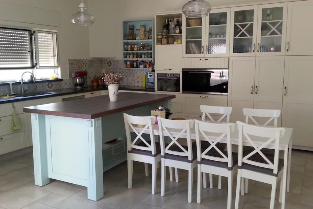 בית נח מואר ומרווח עם גינה Comfy home w garden