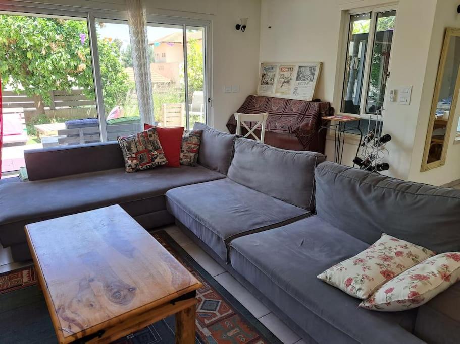 בית נח מואר ומרווח עם גינה Comfy home w garden photo 2